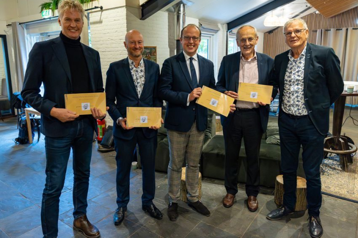 Gerben de Boer (Wetterskip Fryslân), Renze Portengen (ministerie van LNV), Friso Douwstra (provincie Fryslân), Pieter Winsemius (Aanvalsplan Grutto) en Piet Dijkstra (voorzitter gebiedscommissie ADD)