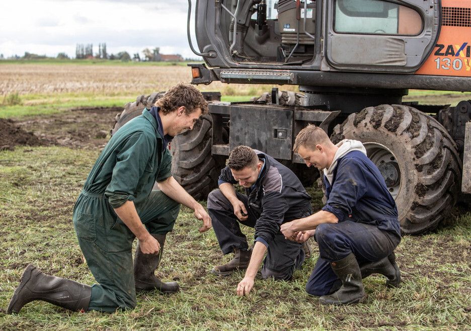 Edward van Hilten en twee collega's bekijken de gestrooide klei