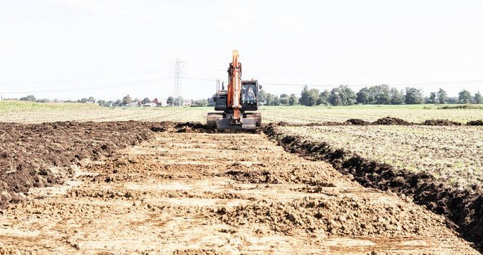 Kraan keert bodemlagen om