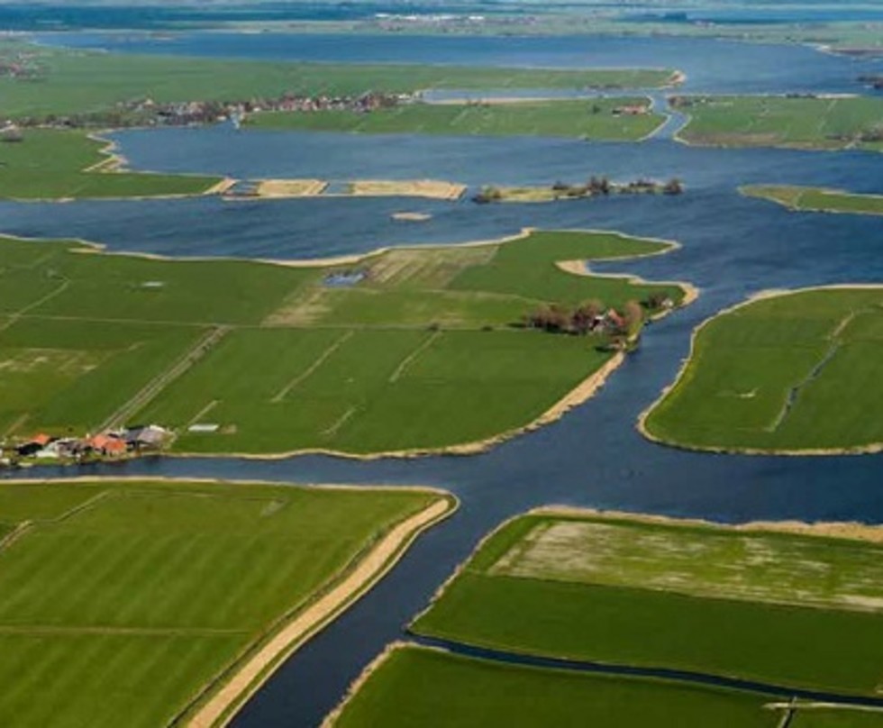 Luchtfoto van een landschap met door water omringde kleine polders